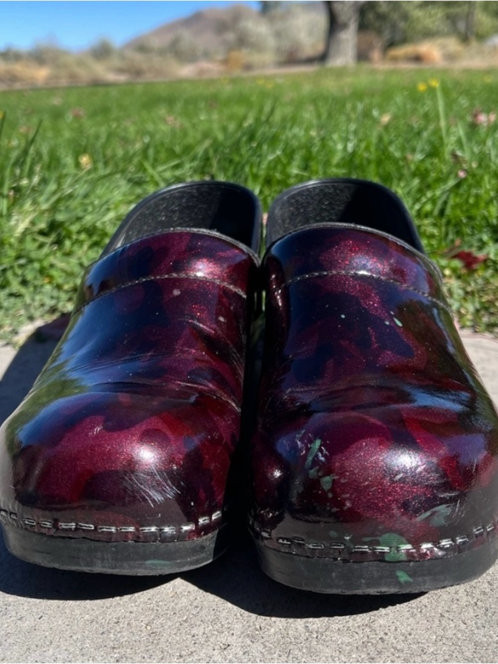Sanita Burgundy Size 9/40 Patent Clogs Nice Quality GREAT Support comfortable